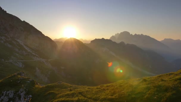 阿尔卑斯山上空美丽的落日 从Mangart鞍座看到的斯洛文尼亚的景观 — 图库视频影像