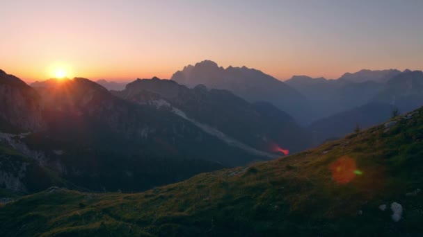 阿尔卑斯山上空美丽的落日 从Mangart鞍座看到的斯洛文尼亚的景观 — 图库视频影像