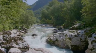 Beyaz su nehri Soca, Sloven Alplerinde. Slovenya 'nın güzel doğası.