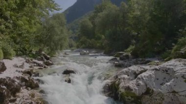 Beyaz su nehri Soca, Sloven Alplerinde. Slovenya 'nın güzel doğası.