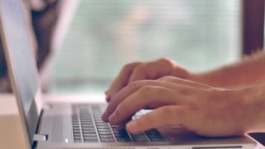 Laptop klavyesinde yazan kişi. Laptop 'ta çalışırken sabah kahvesi..