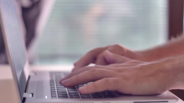 Persona Escribiendo Teclado Del Ordenador Portátil Café Mañana Durante Trabajo — Vídeos de Stock