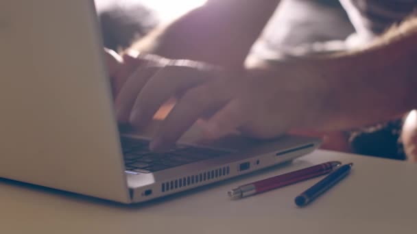 Persona Escribiendo Teclado Del Ordenador Portátil Café Mañana Durante Trabajo — Vídeos de Stock