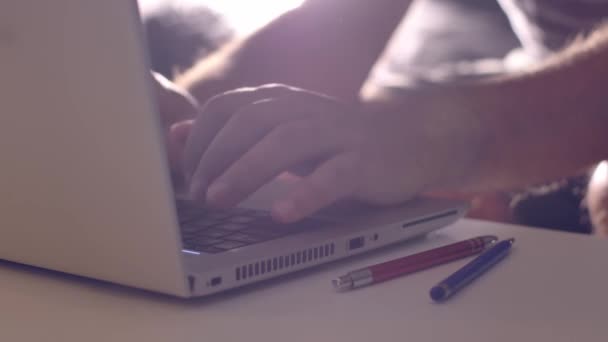 ノートパソコンのキーボードを入力する人 ノートパソコンで仕事中のモーニングコーヒー — ストック動画