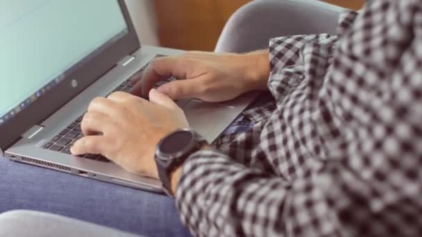Pessoa Digitando Teclado Laptop Café Manhã Durante Trabalho Laptop — Vídeo de Stock