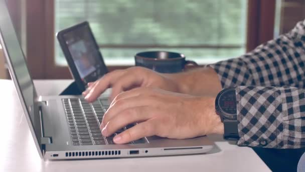 Persona Escribiendo Teclado Del Ordenador Portátil Café Mañana Durante Trabajo — Vídeos de Stock