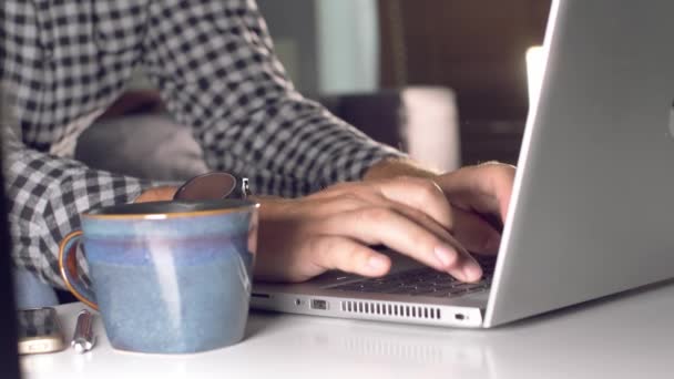 ノートパソコンのキーボードを入力する人 ノートパソコンで仕事中のモーニングコーヒー — ストック動画
