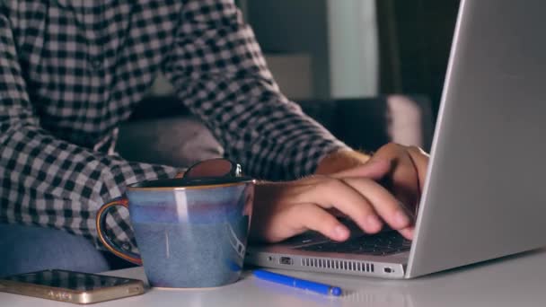 Человек Печатающий Клавиатуре Ноутбука Утренний Кофе Время Работы Ноутбуке — стоковое видео