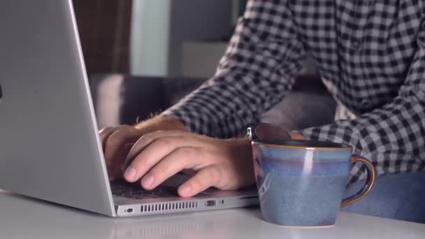在笔记本电脑键盘上打字的人 在笔记本电脑上工作时的清晨长颈鹿 — 图库视频影像