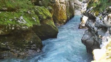 Beyaz su nehri Soca Sloven Alplerinde.