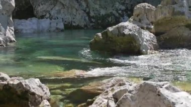 Beyaz su nehri Soca Sloven Alplerinde.