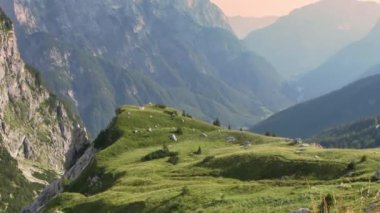 Alpler 'in üzerinde güzel bir gün batımı. Mangart eyerinden görüntü. Slovenya 'nın manzaraları.