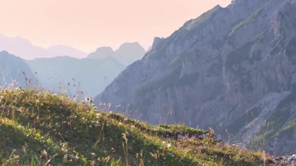 Hermosa Puesta Sol Sobre Los Alpes Vista Desde Silla Montar — Vídeos de Stock