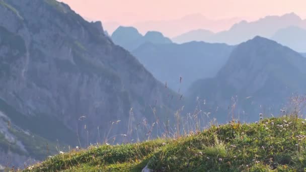 Hermosa Puesta Sol Sobre Los Alpes Vista Desde Silla Montar — Vídeos de Stock