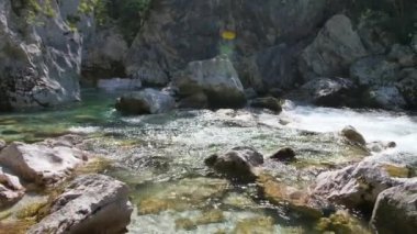 Beyaz su nehri Soca Sloven Alplerinde.