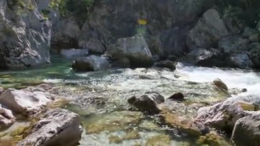 Beyaz su nehri Soca Sloven Alplerinde.