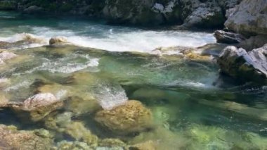Beyaz su nehri Soca Sloven Alplerinde.