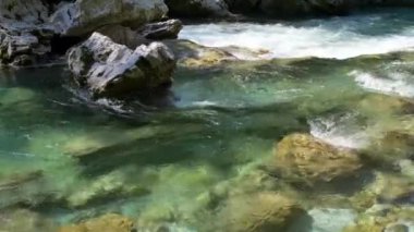 Beyaz su nehri Soca Sloven Alplerinde.