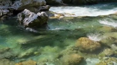 Beyaz su nehri Soca Sloven Alplerinde.