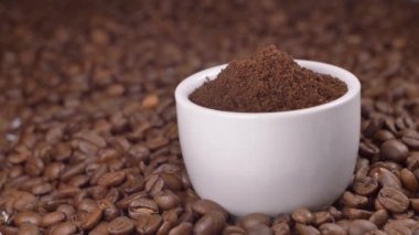 Kahve yakın çekim görüntüleri. 4K 'da taze kahve çekirdeği..