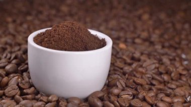 Kahve yakın çekim görüntüleri. 4K 'da taze kahve çekirdeği..