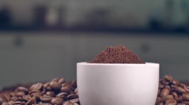 Kahve yakın çekim görüntüleri. 4K 'da taze kahve çekirdeği..