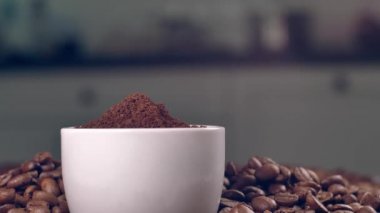 Kahve yakın çekim görüntüleri. 4K 'da taze kahve çekirdeği..