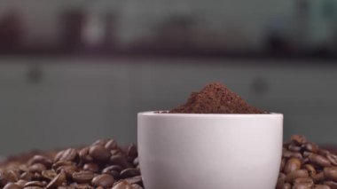 Kahve yakın çekim görüntüleri. 4K 'da taze kahve çekirdeği..