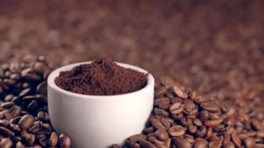 Kahve yakın çekim görüntüleri. 4K 'da taze kahve çekirdeği..