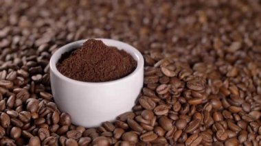 Kahve yakın çekim görüntüleri. 4K 'da taze kahve çekirdeği..