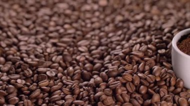 Kahve yakın çekim görüntüleri. 4K 'da taze kahve çekirdeği..