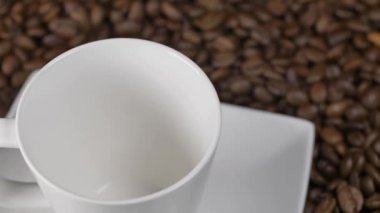 Kahve yakın çekim görüntüleri. Fincanda taze kahve..