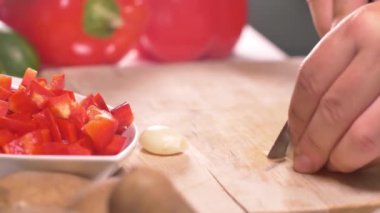 Amatör adam evde sebze kesiyor. Vejetaryen yemeği hazırlayan kişinin görüntülerini kapatın..