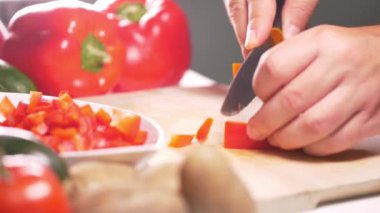 Amatör adam evde sebze kesiyor. Vejetaryen yemeği hazırlayan kişinin görüntülerini kapatın..