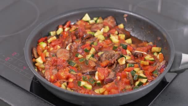 Zubereitung Des Hausgemachten Abendessens Ungarische Mahlzeit Letcho — Stockvideo