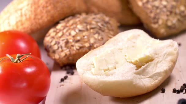 Broodje Klaarmaken Ontbijttafel Vol Groenten — Stockvideo