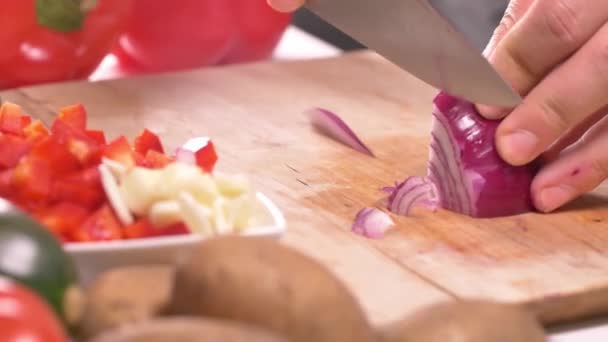 Amateur Homme Coupe Des Légumes Maison Gros Plan Des Images — Video