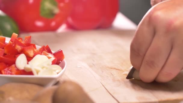 Amatör Adam Evde Sebze Kesiyor Vejetaryen Yemeği Hazırlayan Kişinin Görüntülerini — Stok video