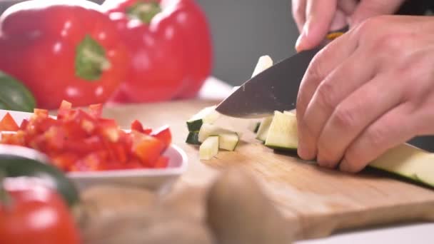 Amateur Mann Schneidet Gemüse Hause Nahaufnahme Einer Person Die Veganes — Stockvideo