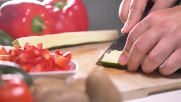 自宅で野菜を切る素人男性 ビーガンフードを準備する人の映像を閉じます — ストック動画