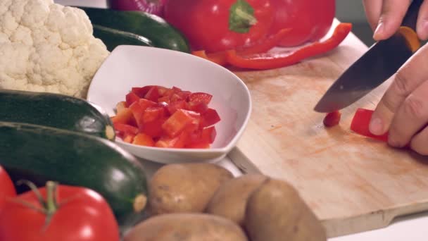 Amateur Mann Schneidet Gemüse Hause Nahaufnahme Einer Person Die Veganes — Stockvideo