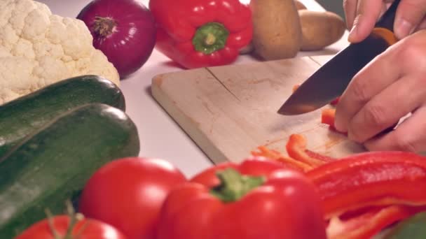 Hombre Amateur Cortando Vegetales Casa Primer Plano Imágenes Una Persona — Vídeo de stock