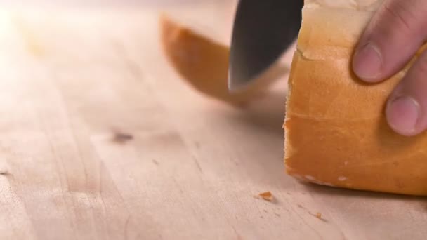 Menutup Cuplikan Dari Roti Yang Baru Dipanggang Dipotong Menjadi Irisan — Stok Video