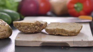 Sebze dolu kahvaltı masasında sandviç hazırlıyorum.. 