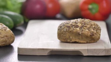 Sebze dolu kahvaltı masasında sandviç hazırlıyorum.. 