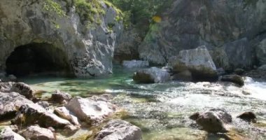 Beyaz su nehri Soca Sloven Alplerinde