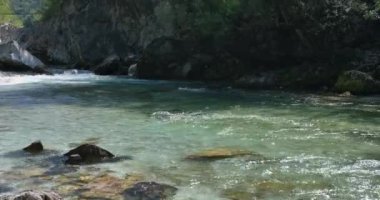Beyaz su nehri Soca Sloven Alplerinde
