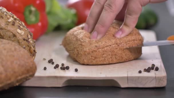 Preparación Sándwich Mesa Desayuno Llena Verduras — Vídeos de Stock