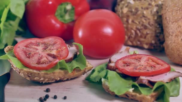 Preparación Sándwich Mesa Desayuno Llena Verduras — Vídeos de Stock