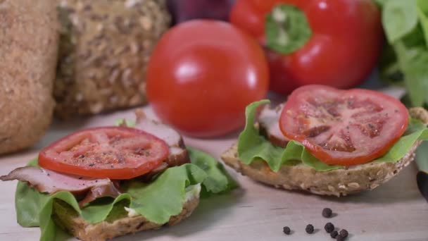 Προετοιμασία Σάντουιτς Στο Τραπέζι Πρωινό Γεμάτο Vegtables — Αρχείο Βίντεο